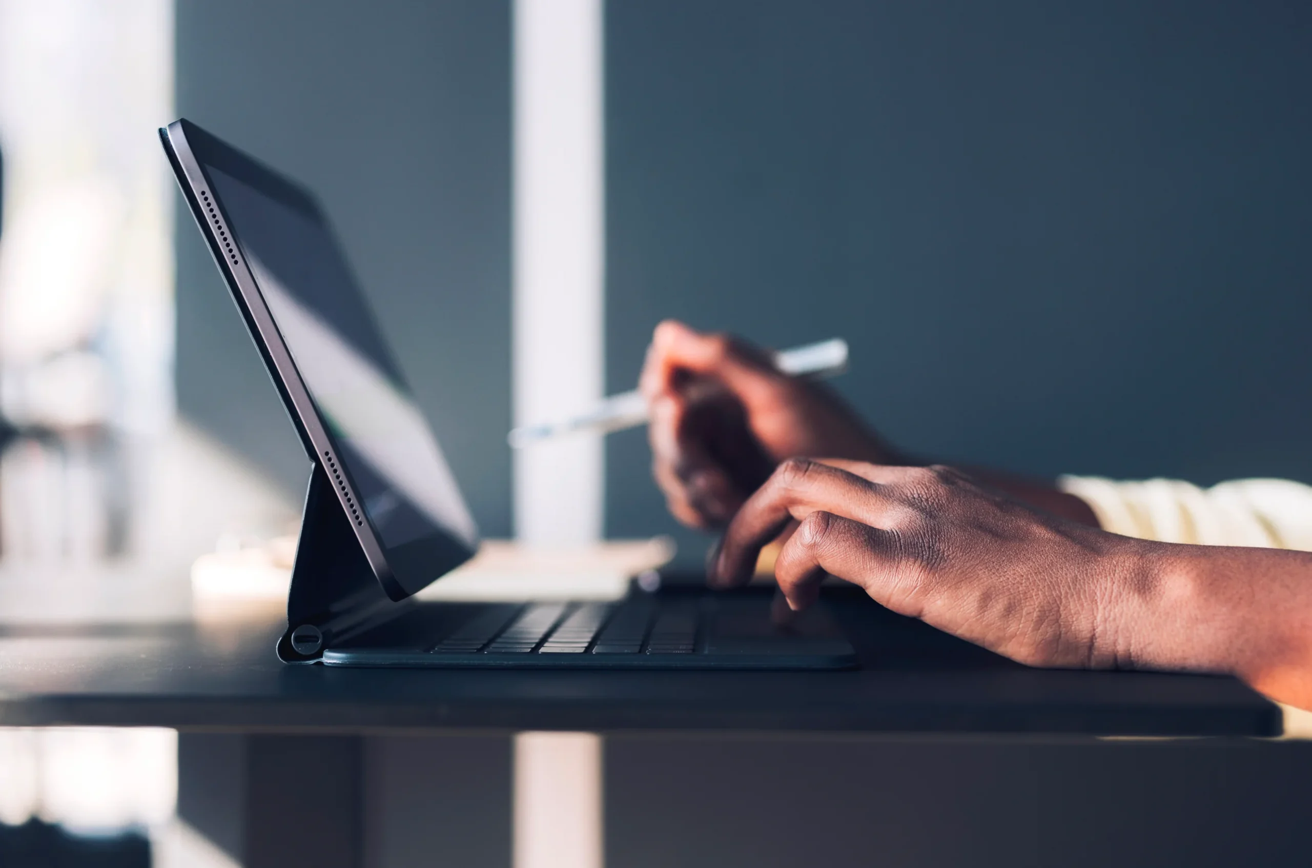 Laptop su scrivania con persona che lo utilizza